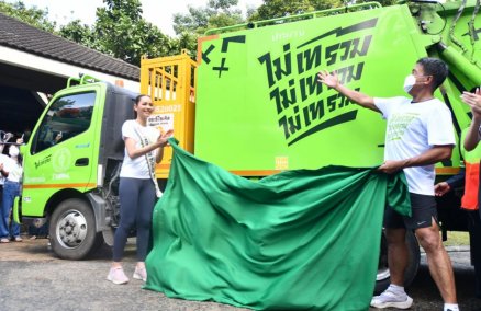 Photo: Bangkok Gov. Chadchart Sittipunt and Miss Universe Thailand Anna Sueangam-iam unveil a new green garbage truck. / Bangkok Public Relations Office