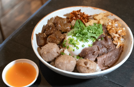 Pa Taek Chad Hai's wagyu beef rice porridge. Photo: Porpor Leelasestaporn / BK Magazine