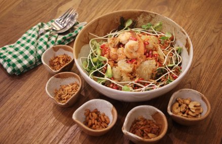 Pomelo shrimp salad with tamarind sauce