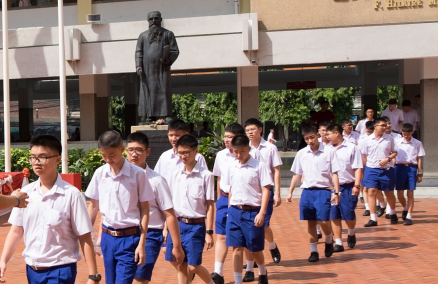 Thai students in uniform; image by Phonlawat Eungsithong via WikiCommons