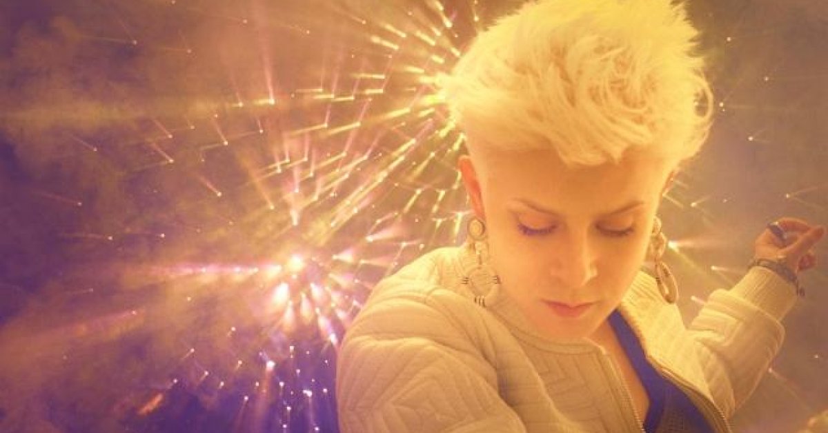 Machine клип. Robyn Robyn is here. Gemini Singer. Клип on my own.